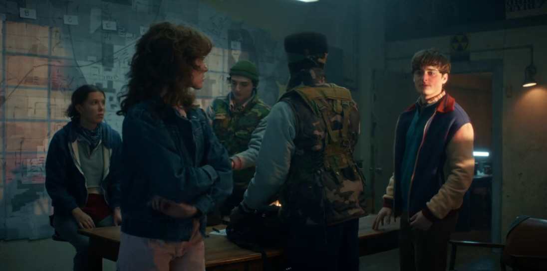 Stranger Things Season 5 Episode 1पकड़ी नहीं गयी है | जिसपर Dr. Kay कहती है, की जल्द से जल्द Elevan को ढूंढ़ना पड़ेगा - और वहां पर डीमोगार्गन
और कई सारे जीव पर एक्सपेरिमेंट चल रहे है | Dr. Kay एक डीमोगार्गन का सर भी खोल रही होती है | वही दूसरी तरफ
Max अभी भी कोमा में है, और वही पर Will देखता है, की Robin और Vickie के साथ रिलेशनशिप में हैं |